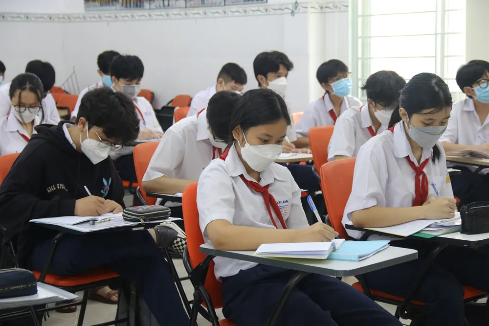 Hàng trăm ngàn học sinh tại TP.HCM vui vẻ trở lại trường ảnh 25