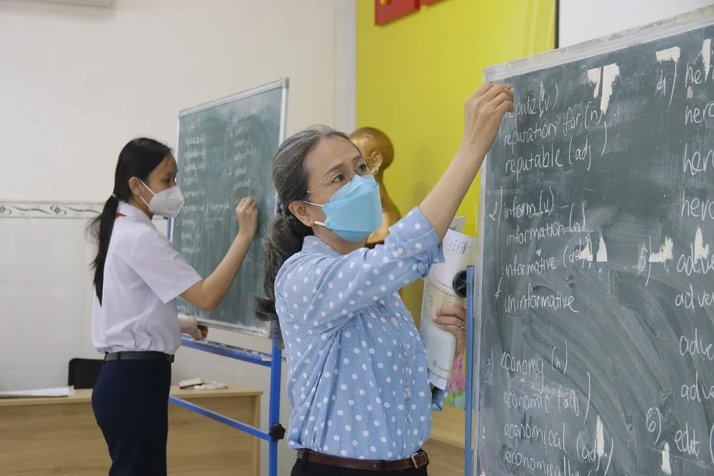 Hàng trăm ngàn học sinh tại TP.HCM vui vẻ trở lại trường ảnh 24