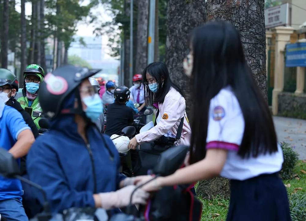 Hàng trăm ngàn học sinh tại TP.HCM vui vẻ trở lại trường ảnh 10
