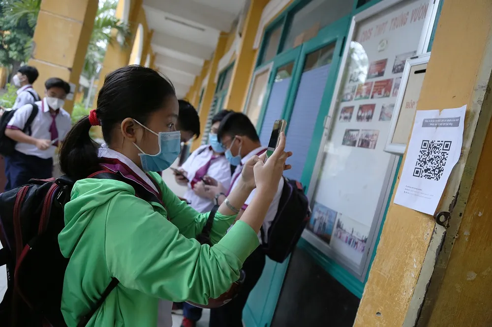 Hàng trăm ngàn học sinh tại TP.HCM vui vẻ trở lại trường ảnh 13