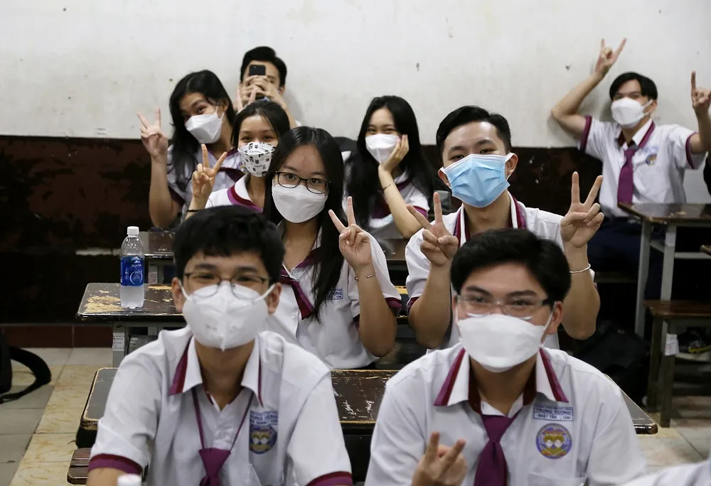 Hàng trăm ngàn học sinh tại TP.HCM vui vẻ trở lại trường ảnh 16