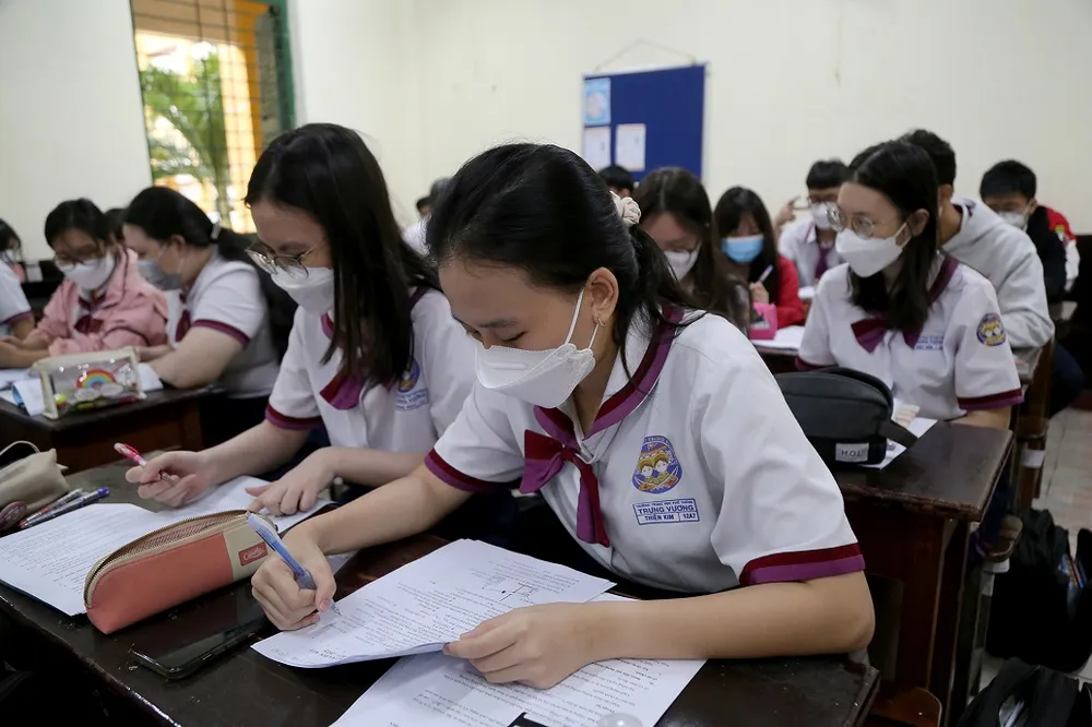 Hàng trăm ngàn học sinh tại TP.HCM vui vẻ trở lại trường ảnh 17