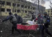 Khó xử tình huống 'thắt cổ chai' ở châu Âu vì người tị nạn Ukraine ảnh 2 Nghẹn ngào tin sản phụ được sơ tán bằng cáng cứu thương đã không qua khỏi