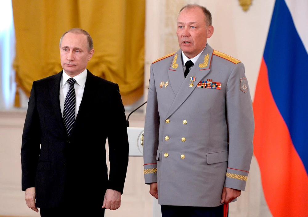 Tổng thống Nga Vladimir Putin (trái) và Tướng Alexander Dvornikov. Ảnh: AP