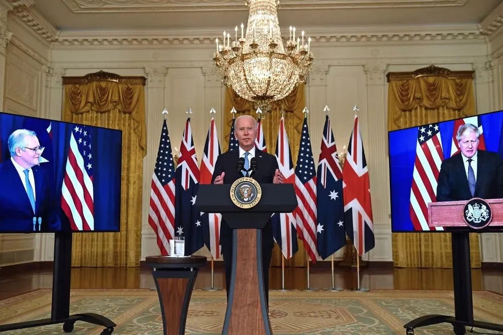 Tổng thống Mỹ Joe Biden (giữa), Thủ tướng Anh Boris Johnson (phải) và Thủ tướng Úc Scott Morrison cùng thông báo thành lập liên minh AUKUS hồi tháng 9-2021. Ảnh: AFP Tổng thống Mỹ Joe Biden (giữa), Thủ tướng Anh Boris Johnson (phải) và Thủ tướng Úc Scott Morrison cùng thông báo thành lập liên minh AUKUS hồi tháng 9-2021. Ảnh: AFP