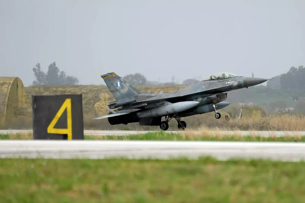 Một máy bay chiến đấu F-16 của Hy Lạp hạ cánh xuống căn cứ không quân Andravida, cách Athens khoảng 279 km về phía tây nam, ngày 1-4-2022. Ảnh: SPUTNIK