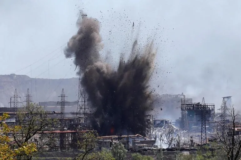 Một vụ nổ tại nhà máy thép Azovstal ở TP Mariupol, Ukraine. Ảnh: REUTERS