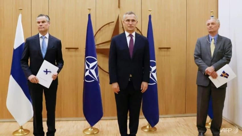 Từ trái sang: Đại sứ Phần Lan tại NATO Klaus Korhonen, Tổng thư ký NATO Jens Stoltenberg và Đại sứ Thụy Điển tại NATO Axel Wernhoff tại Brussels (Bỉ) hôm 18-5. Ảnh: AFP