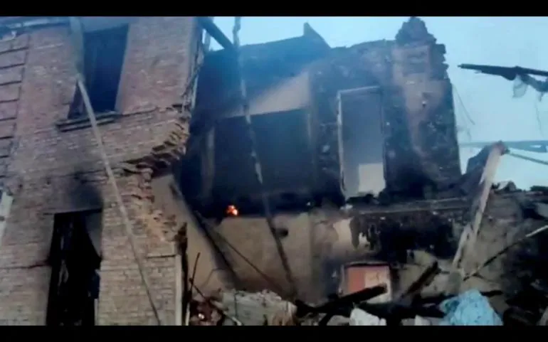 Một ngôi trường ở làng Bilohorivka, tỉnh Luhansk, Ukraine bị phá hủy ngày 8-5. Ảnh: REUTERS. Một ngôi trường ở làng Bilohorivka, tỉnh Luhansk, Ukraine bị phá hủy ngày 8-5. Ảnh: REUTERS.