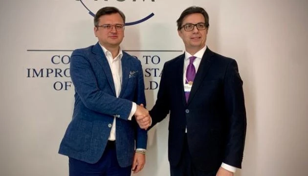 Ngoại trưởng Ukraine Dmytro Kuleba (trái) và Tổng thống North Macedonia - ông Stevo Pendarovski. Ảnh: UKRINFORM