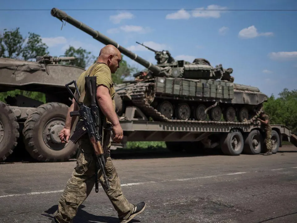 Binh sĩ Ukraine chiến đấu ở Donbass. Ảnh: REUTERS