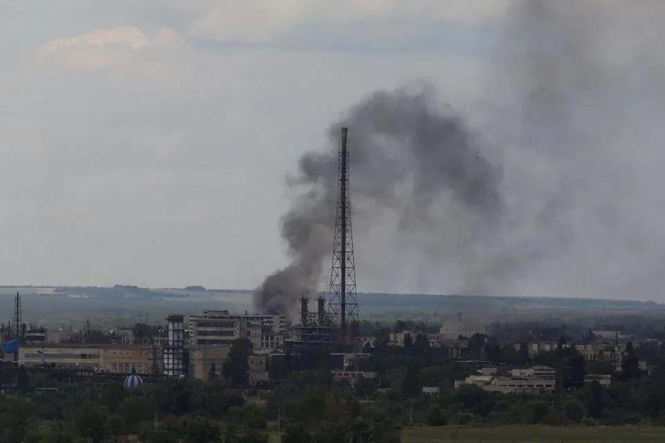Bên ngoài nhà máy hóa chất Azot ở TP Severodonetsk. Ảnh: REUTERS