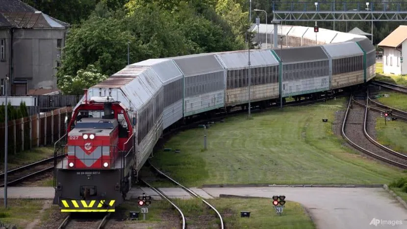 Tàu hỏa chở hàng hóa từ Nga đến Kaliningrad. Ảnh: AP Tàu hỏa chở hàng hóa từ Nga đến Kaliningrad. Ảnh: AP