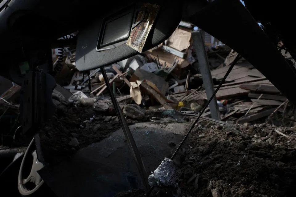 Đống đổ nát sau một cuộc không kích ở TP Lysychansk. Ảnh: REUTERS