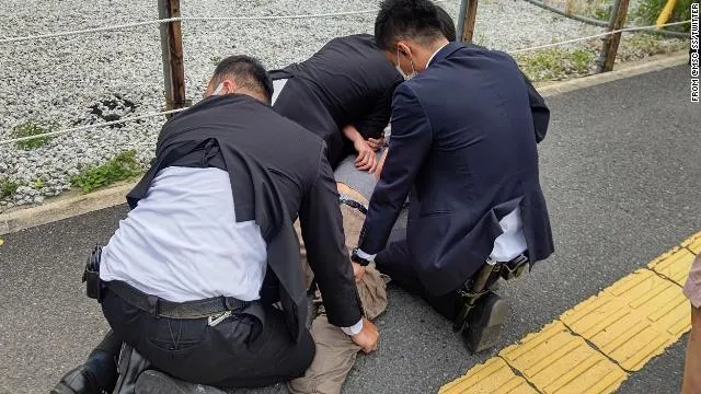 Lực lượng an ninh bắt giữ nghi phạm bắn cựu Thủ tướng Shinzo Abe. Ảnh: REUTERS