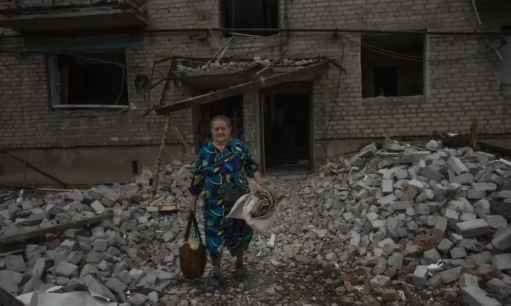 Đống đổ nát sau cuộc pháo kích ở TP Chasiv Yar. Ảnh: AP