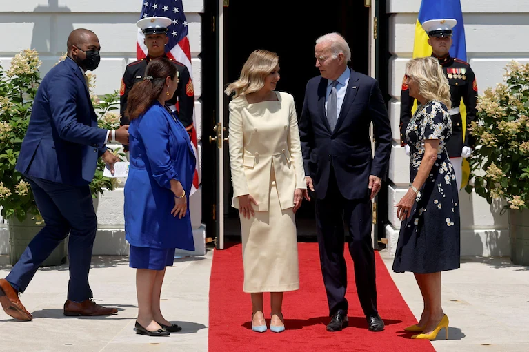 Tổng thống Mỹ Joe Biden và đệ nhất phu nhân Jill Biden chào đón đệ nhất phu nhân Ukraine Olena Zelenska (giữa) và Đại sứ Ukraine Oksana Markarova (thứ hai từ bên trái qua) tại Nhà Trắng. Ảnh: REUTERS