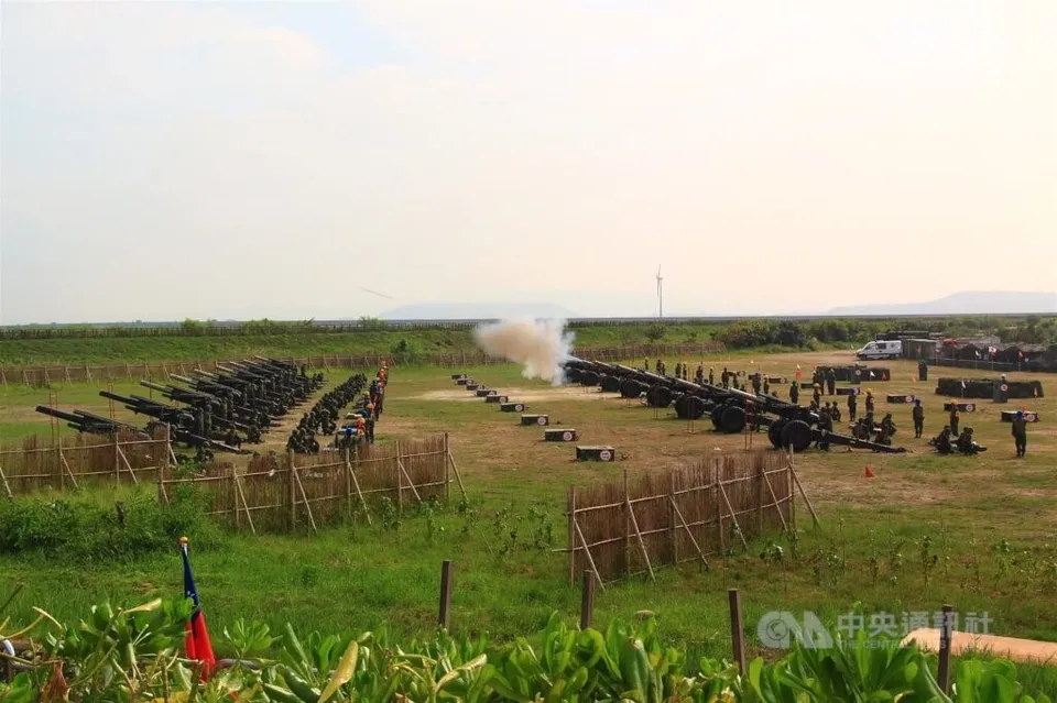 Hình ảnh từ một cuộc tập trận bắn đạn thật của pháo binh Đài Loan. Ảnh: CNA