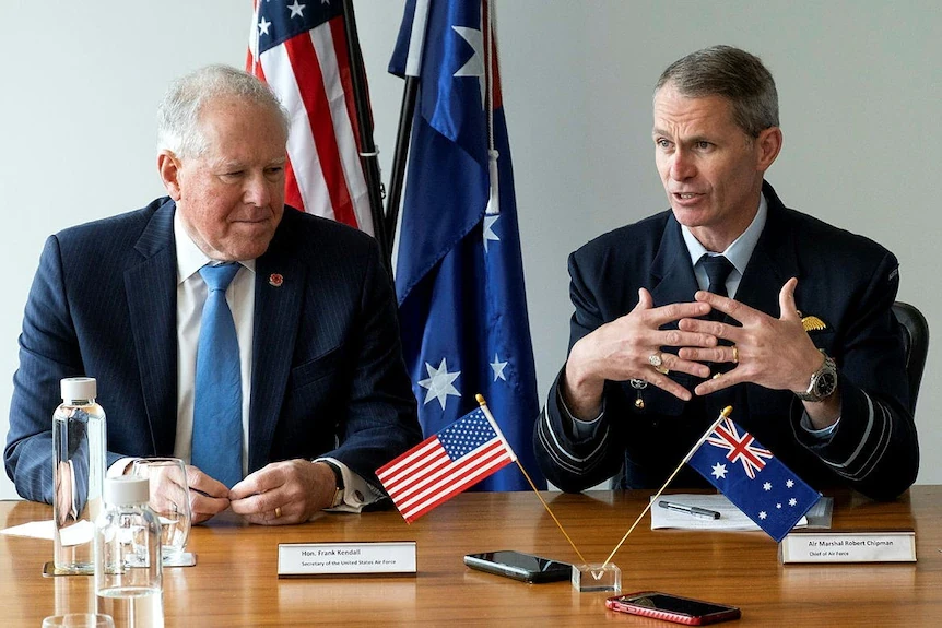 Ông Robert Chipman - tân Tư lệnh Không quân Hoàng gia Úc (phải) và Bộ trưởng Không quân Mỹ Frank Kendall. Ảnh: BỘ QUỐC PHÒNG ÚC