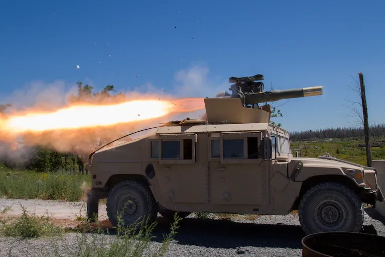 Các binh sĩ Mỹ bắn một tên lửa TOW từ một chiếc Humvee vào năm 2017. Ảnh: VỆ BINH QUỐC GIA MỸ