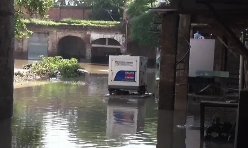 Nhiều người dân đang trông chờ vào các chuyến hàng viện trợ từ bên ngoài. Ảnh: DAWN NEWS TV Nhiều người dân đang trông chờ vào các chuyến hàng viện trợ từ bên ngoài. Ảnh: DAWN NEWS TV