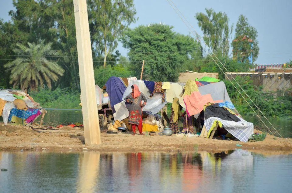 Người dân sống tạm bợ trên nhưng căn lều tạm. Ảnh: REUTERS Người dân sống tạm bợ trên nhưng căn lều tạm. Ảnh: REUTERS