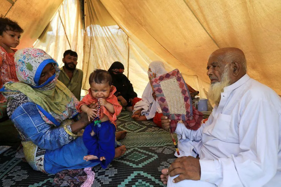 Nhiều người dân Pakistan phải sống tạm bợ trong những căn lều. Ảnh: REUTERS Nhiều người dân Pakistan phải sống tạm bợ trong những căn lều. Ảnh: REUTERS