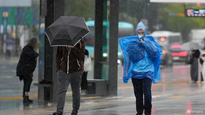 Bão Hinnamnor ở Seoul (Hàn Quốc) vào ngày 5-9. Ảnh: AP