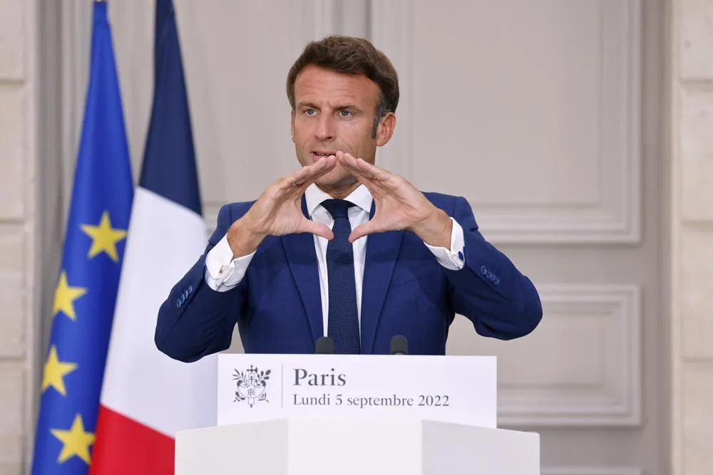 Tổng thống Pháp Emmanuel Macron phát biểu sau hội nghị về cuộc khủng hoảng năng lượng với Thủ tướng Đức Olaf Scholz ngày 5-9. Ảnh: AP Tổng thống Pháp Emmanuel Macron phát biểu sau hội nghị về cuộc khủng hoảng năng lượng với Thủ tướng Đức Olaf Scholz ngày 5-9. Ảnh: AP