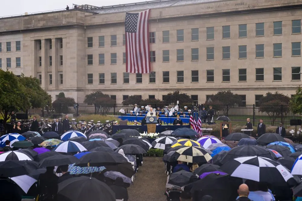 Tổng thống Mỹ Joe Biden tại lễ tưởng niệm 21 năm ngày xảy ra vụ tấn công khủng bố kinh hoàng 11-9-2001 tại Đài tưởng niệm Quốc gia 11-9 ở Lầu Năm Góc, quận Arlington, bang Virginia vào ngày 11-9. Ảnh: AP