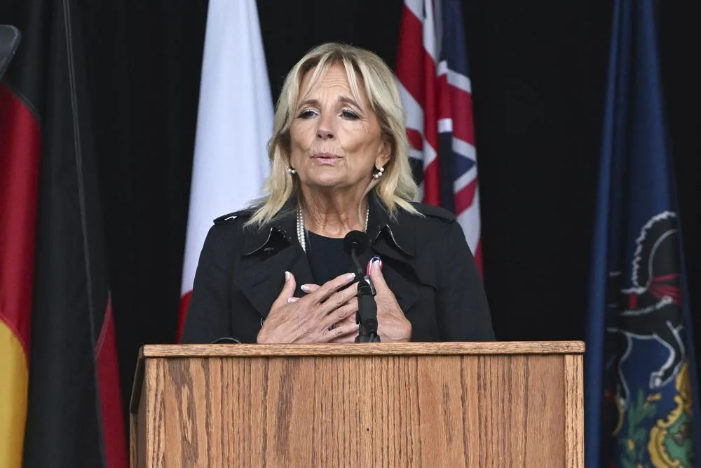 Đệ nhất phu nhân Jill Biden phát biểu tại Đài tưởng niệm 11-9 ở thị trấn Shanksville, bang Pennsylvania ngày 11-9. Ảnh: AP