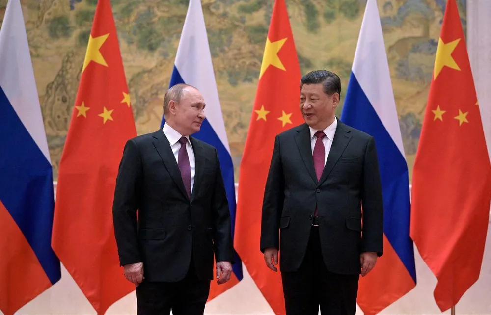 Tổng thống Nga Vladimir Putin (trái) và Chủ tịch Trung Quốc Tập Cận Bình. Ảnh: REUTERS