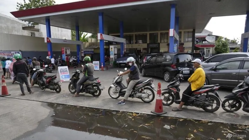 Người dân xếp hàng dài chờ đổ xăng sau khi chính phủ thông báo tăng giá nhiên liệu tại một trạm xăng thủ đô ở Jakarta (Indonesia) ngày 3-9. Ảnh: AP Người dân xếp hàng dài chờ đổ xăng sau khi chính phủ thông báo tăng giá nhiên liệu tại một trạm xăng thủ đô ở Jakarta (Indonesia) ngày 3-9. Ảnh: AP