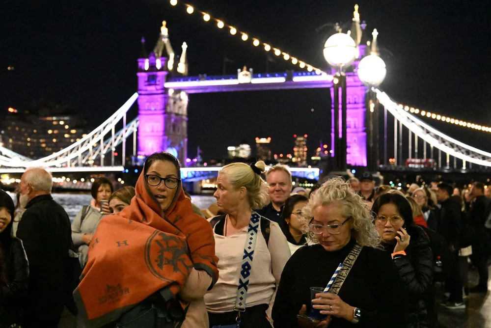 Mọi người xếp hàng chờ viếng Nữ hoàng Elizabeth II ở London (Anh) ngày 16-9. Ảnh: REUTERS
