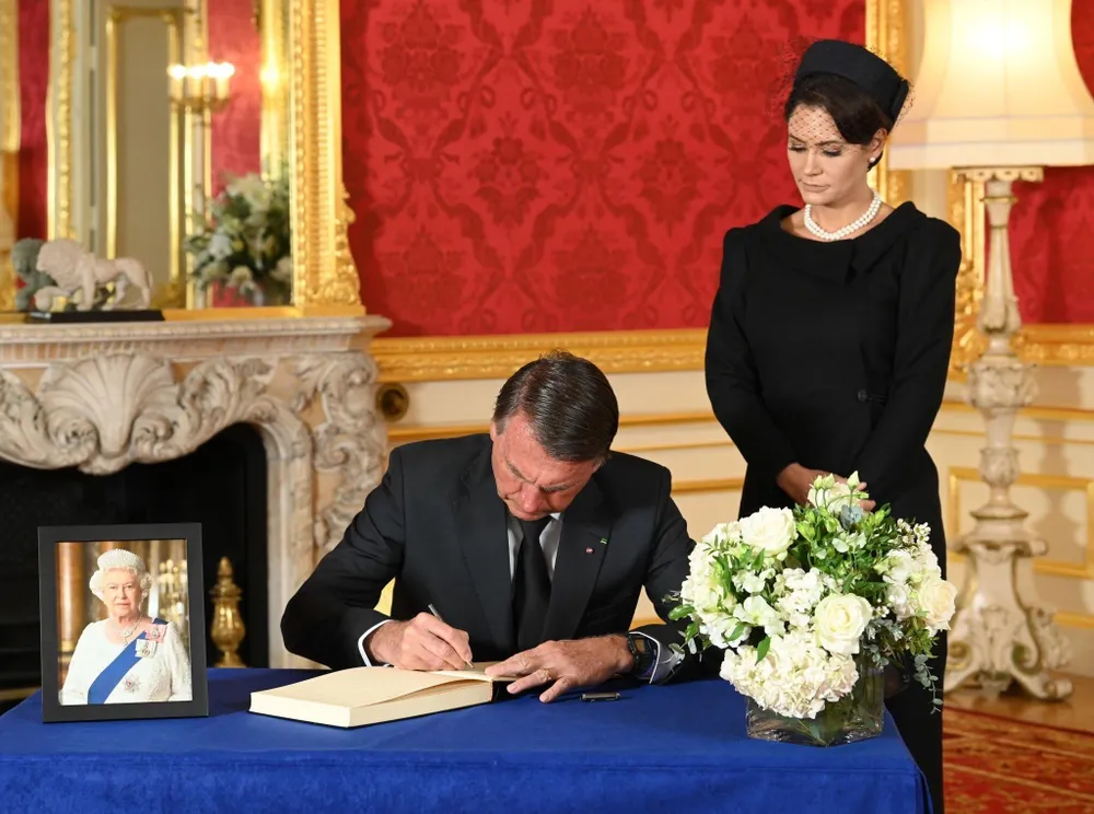 Tổng thống Brazil - ông Jair Bolsonaro ghi sổ tang Nữ hoàng Elizabeth II ở dinh thự Lancaster House, London (Anh) ngày 18-9. Ảnh: TWITTER