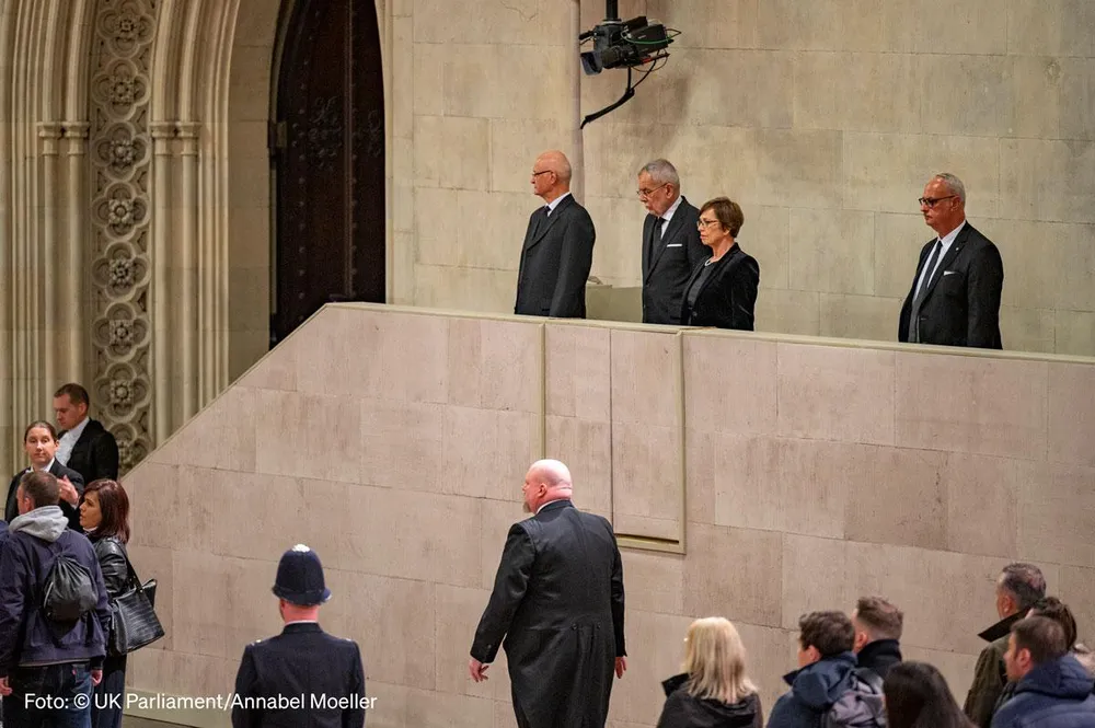 Tổng thống Áo - ông Alexander Van der Bellen (giữa) cùng phu nhân tham gia lễ viếng Nữ hoàng tại Đại sảnh Westminster, London ngày 18-9. Ảnh: Nghị viện Anh