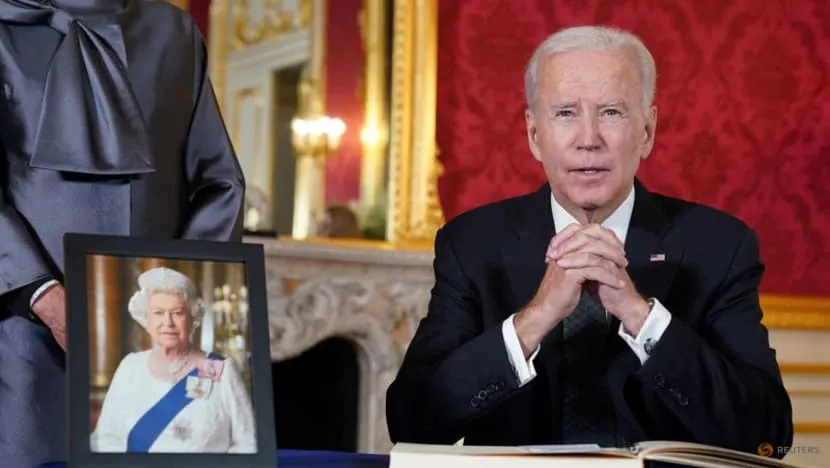 Tổng thống Mỹ Joe Biden ký sổ tang Nữ hoàng Elizabeth II. Ảnh: REUTERS Tổng thống Mỹ Joe Biden ký sổ tang Nữ hoàng Elizabeth II. Ảnh: REUTERS