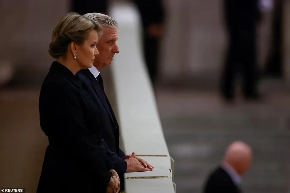 Vua Phillipe và Hoàng hậu Mathilde của Bỉ tại lễ viếng Nữ hoàng Elizabeth II ở Đại sảnh Westminster, London ngày 18-9. Ảnh: REUTERS