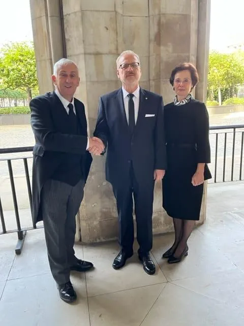 Tổng thống Latvia - ông Egils Levits (giữa) cùng phu nhân gặp gỡ Chủ tịch Hạ viện Anh Lindsay Hoyle ngày 18-9 khi họ đến London dự lễ tang Nữ hoàng Elizabeth II. Ảnh: TWITTER