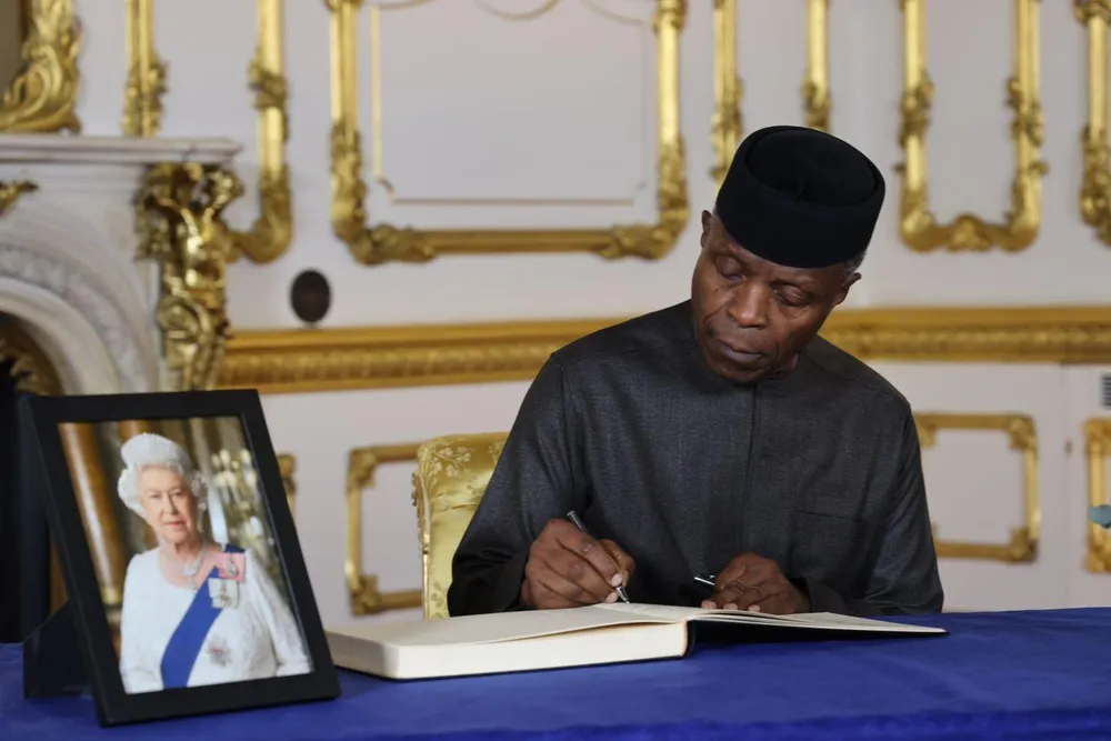 Phó Tổng thống Nigeria - ông Yemi Osinbajo ghi sổ tang Nữ hoàng Elizabeth II ở dinh thự Lancaster House, London ngày 18-9. Ảnh: TWITTER