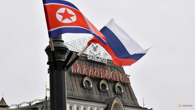 Cờ Nga và Triều Tiên tung bay trên một con phố trong chuyến thăm của nhà lãnh đạo Triều Tiên Kim Jong-un tới thành phố Vladivostok (Nga) ngày 25-4-2019. Ảnh: REUTERS