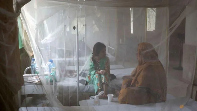 Bệnh nhân sốt rét đang điều trị tại cơ sở y tế ở tỉnh Sindh (Pakistan) ngày 21-9. Ảnh: REUTERS