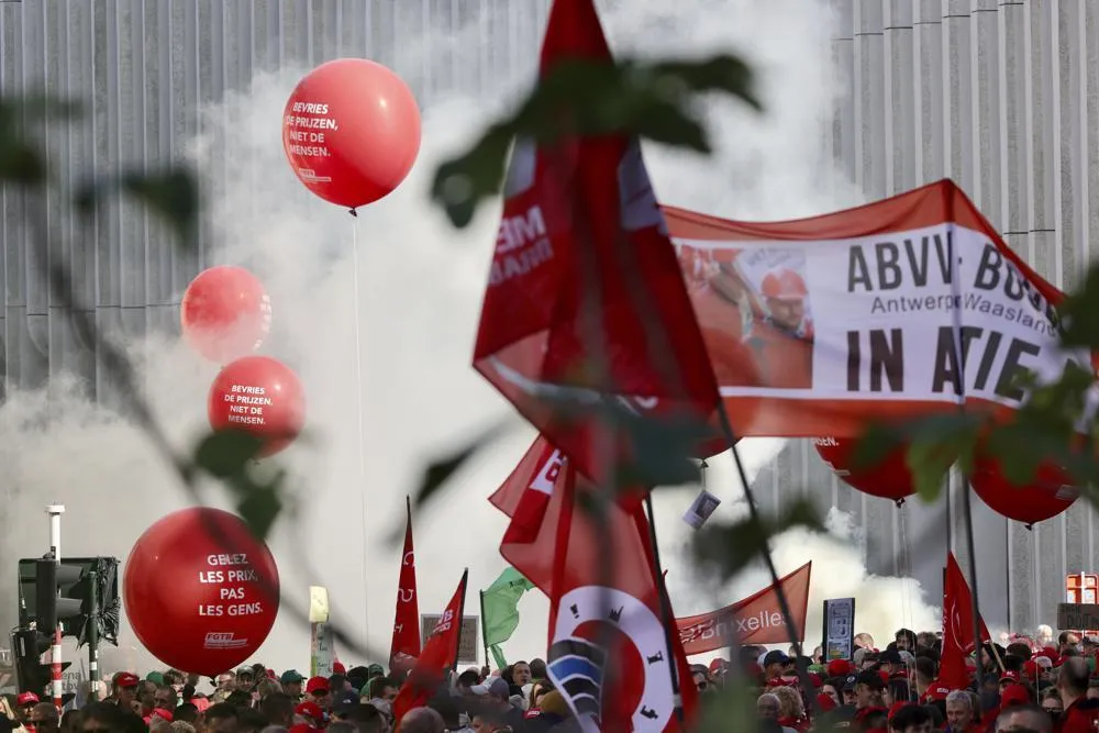 Những người biểu tình cầm biểu ngữ và bóng bay trong cuộc biểu tình ở trung tâm thủ đô Brussels (Bỉ) ngày 21-9. Ảnh: AP Những người biểu tình cầm biểu ngữ và bóng bay trong cuộc biểu tình ở trung tâm thủ đô Brussels (Bỉ) ngày 21-9. Ảnh: AP