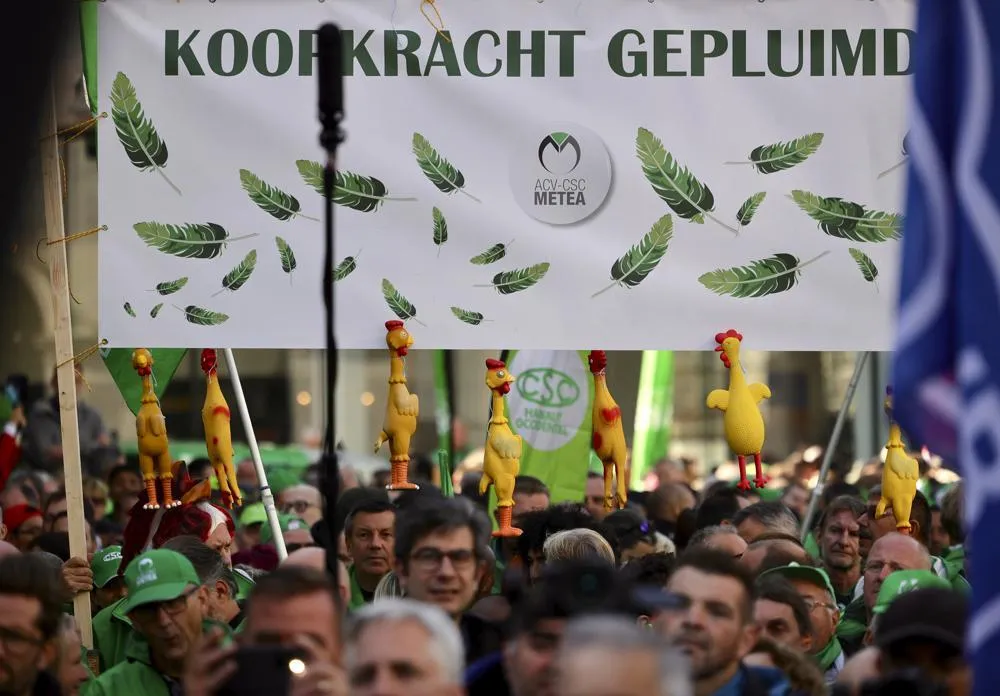 Những người biểu tình mang theo những con gà nhựa trụi lông ám chỉ việc tăng giá khiến cuộc sống của người dân vô cùng khốn đốn. Ảnh: AP Những người biểu tình mang theo những con gà nhựa trụi lông ám chỉ việc tăng giá khiến cuộc sống của người dân vô cùng khốn đốn. Ảnh: AP