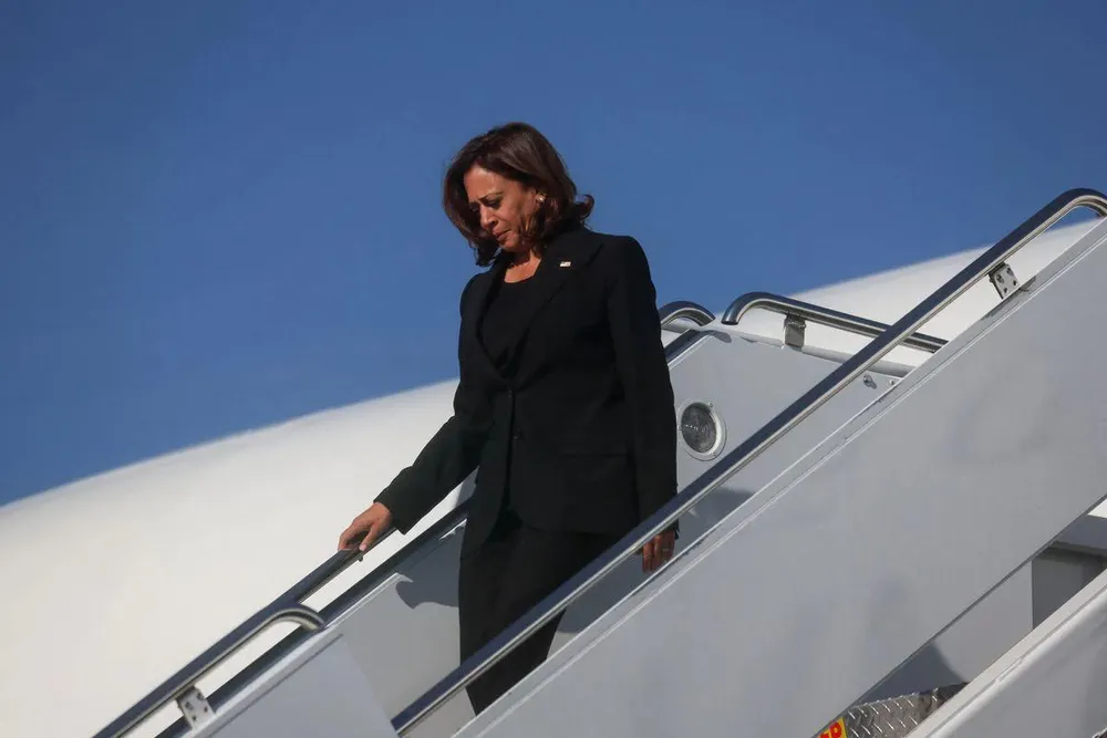 Phó Tổng thống Mỹ - bà Kamala Harris xuống máy bay tại Căn cứ Không quân Yokota gần thủ đô Tokyo để tham dự lễ tang cố Thủ tướng Abe vào ngày 26-9. Ảnh: REUTERS