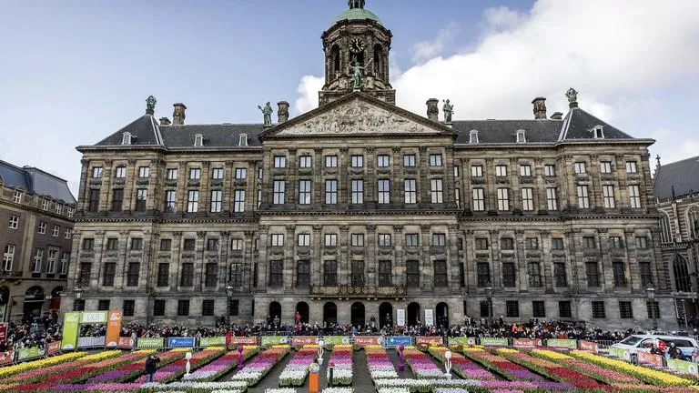 Quảng trường Dam Square ở thủ đô Amsterdam, Hà Lan. Ảnh: AFP