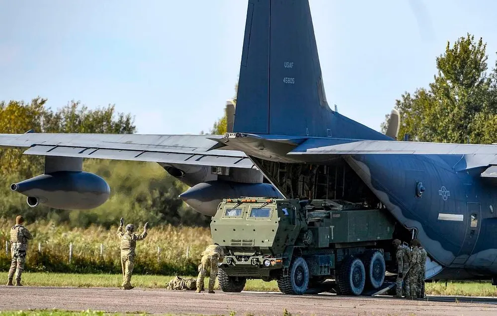 Hệ thống pháo bắn loạt cơ động cao (HIMARS) Mỹ gửi Ukraine. Ảnh: AP Hệ thống pháo bắn loạt cơ động cao (HIMARS) Mỹ gửi Ukraine. Ảnh: AP