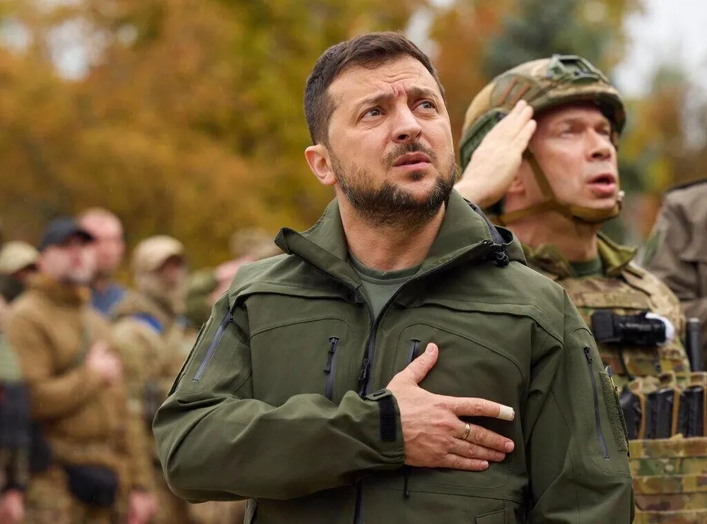 Tổng thống Ukraine - ông Volodymyr Zelensky là ứng viên hàng đầu cho giải Nobel Hòa bình năm nay. Tờ The Washington Post nhận định ông là nhân vật biểu tượng cho cuộc kháng chiến của Ukraine. Kể từ khi Moscow bắt đầu chiến dịch quân sự ở Ukraine, dù các đồng mình nhiều lần kêu gọi ông Zelensky rời Ukraine để đảm bảo an toàn và lãnh đạo quân đội từ xa, ông vẫn quyết tâm không rời khỏi đất nước. Kể từ tháng 2, ông đã nộp đơn gia nhập Liên minh châu Âu (EU) và Tổ chức Hiệp ước Bắc Đại Tây Dương (NATO), cũng như kêu gọi phương Tây gửi vũ khí và các gói viện trợ quân sự để giúp nước này đẩy lùi quân Nga. Ảnh: VĂN PHÒNG TỔNG THỐNG UKRAINE