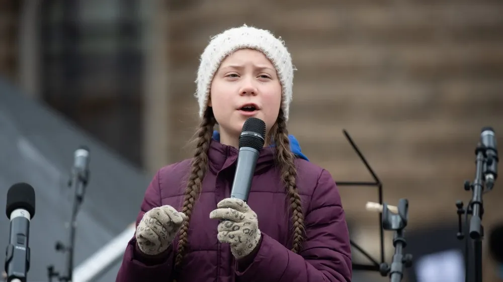 Nhà hoạt động vì môi trường người Thụy Điển Greta Thunberg đã được quốc tế công nhận vì nỗ lực thúc đẩy các nhà lãnh đạo thế giới hành động ngay lập tức để chống lại biến đổi khí hậu, theo trang DNA India. Cuộc chiến chống khí hậu của cô bắt đầu vào năm 2018 - thời điểm cô 15 tuổi.Kể từ 2018, cô bắt đầu biểu tình một mình bên ngoài quốc hội Thụy Điển vào mỗi thứ Sáu. Điều đó đã thúc đẩy một phong trào biểu tình của giới trẻ toàn cầu dưới biểu ngữ “Những ngày thứ Sáu vì tương lai”. Ảnh: GETTY IMAGES