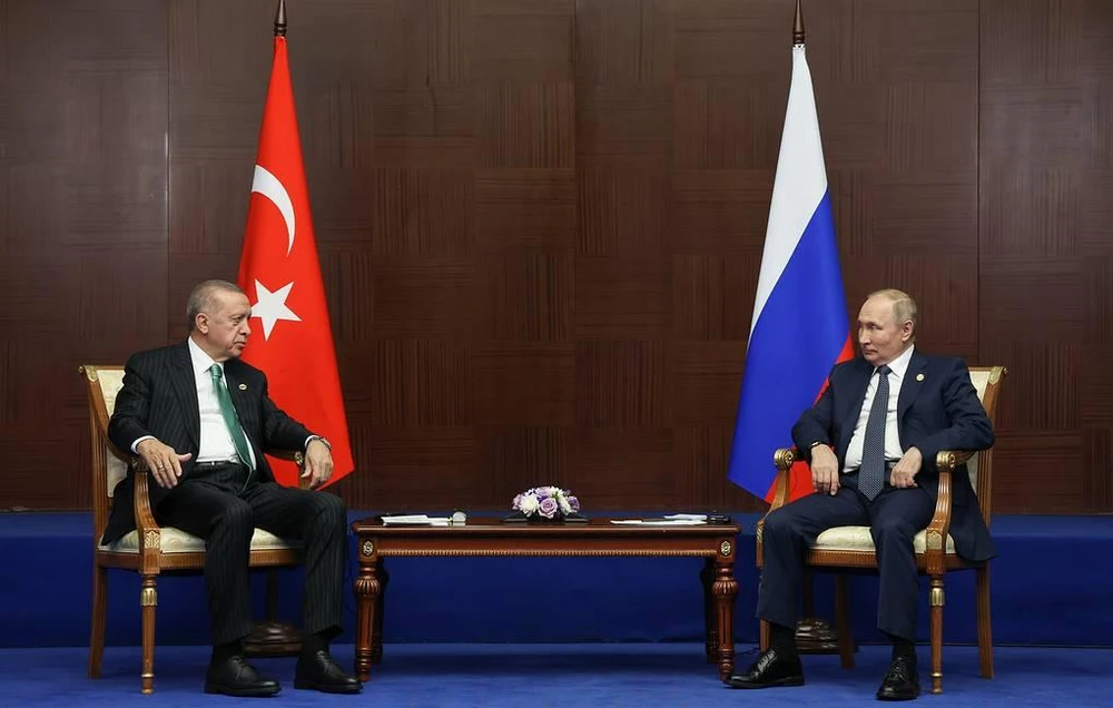 Tổng thống Nga Vladimir Putin (phải) và Tổng thống Thổ Nhĩ Kỳ Recep Tayyip Erdogan trong cuộc gặp ngày 13-10 tại Kazakhstan. Ảnh: TASS